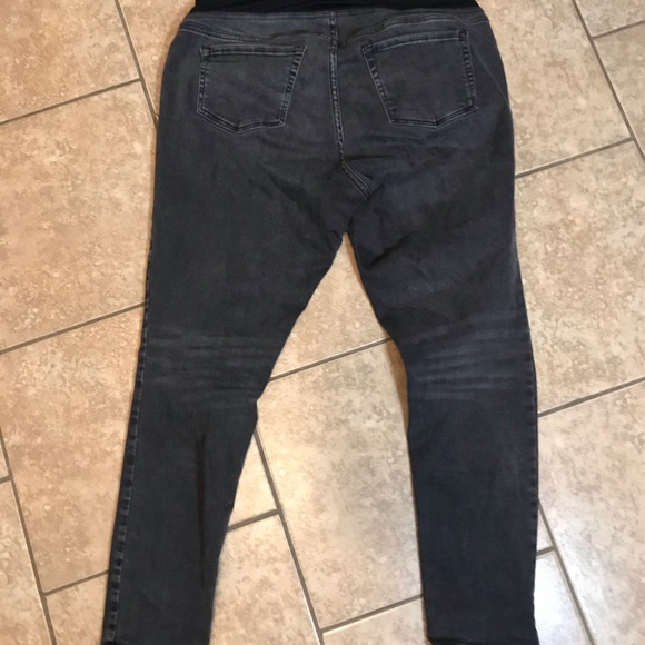 Maternity jeans by Ingrid & Isabel - Picture 2 of 3